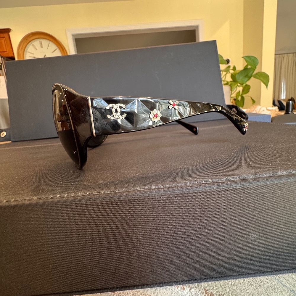 Rare oversized chanel Black Sunglasses - Picture 3 of 4